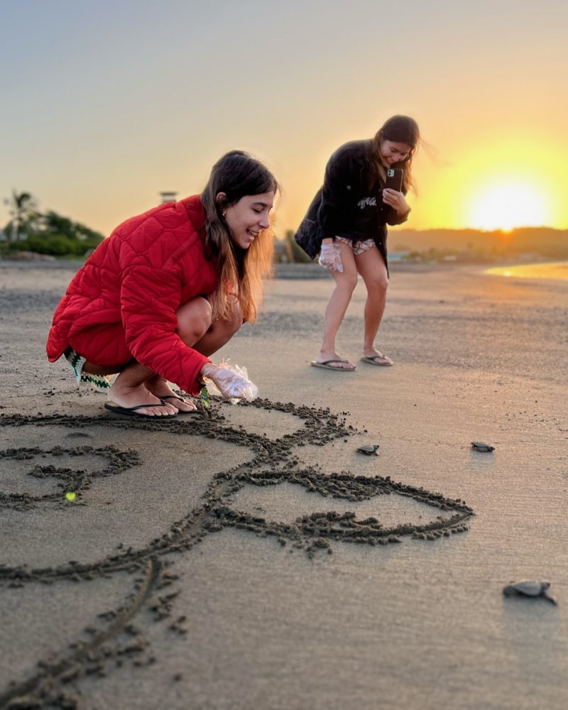 volunteers releasing baby turtles at Playa Venao, Panama with Save The Turtles